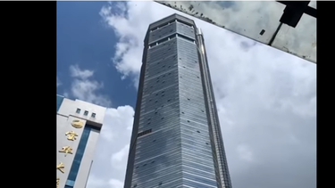 El SEG Plaza, que se terminó de construir en 2000, es uno de los edificios más emblemáticos de Shenzhen (sur), la inmensa metrópolis limítrofe de Hong Kong.