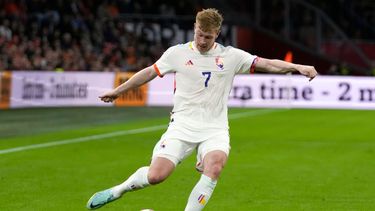Kevin De Bruyne, de Bélgica, controla el balón durante un partido de la Liga de Naciones de Europa ante Holanda, el 25 de septiembre de 2022, en Ámsterdam.