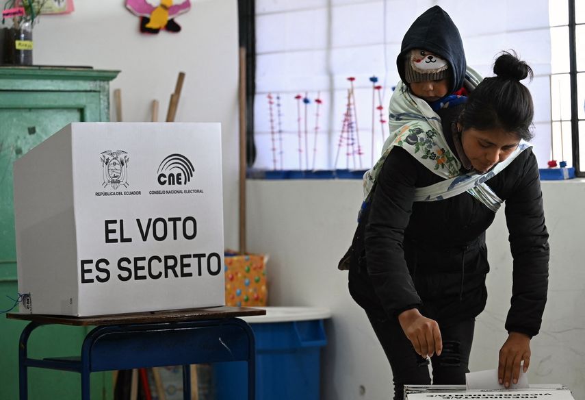 Una mujer indígena kichwa kayambi ecuatoriana vota, el 13 de abril de 2025.&nbsp;