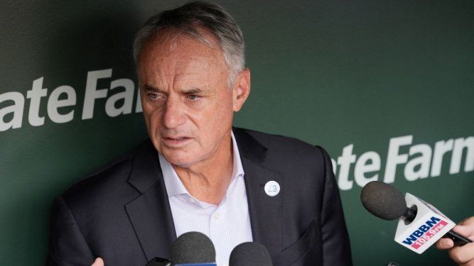 El comisionado de la MLB, Rob Manfred, habla con la prensa, el 1 de agosto de 2025.