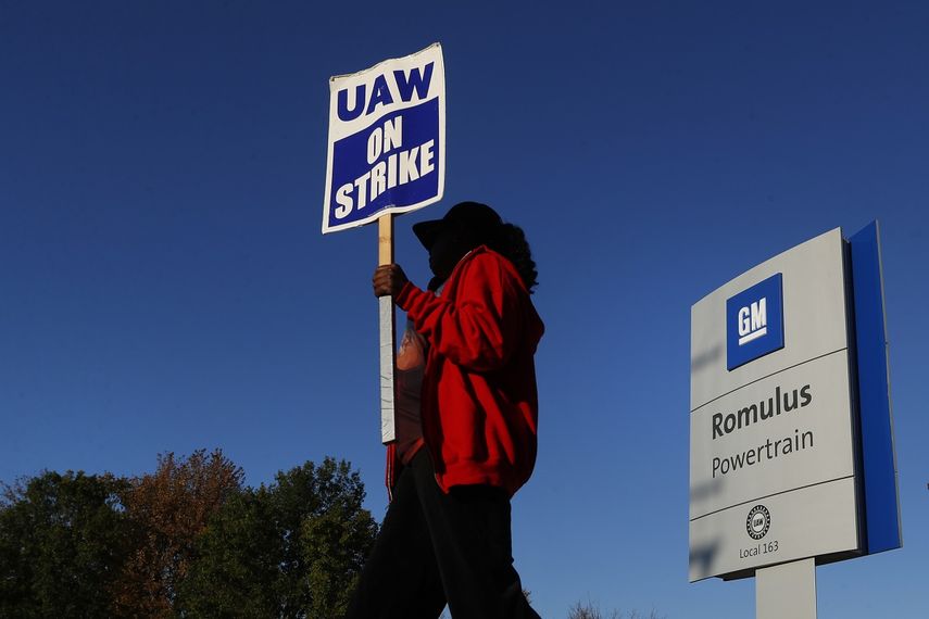 Fotograf&iacute;a&nbsp;del 9 de octubre de 2019 de una mujer miembro del sindicato UAW durante la huelga frente a una planta de General Motors en Romulus, Michigan, EEUU.