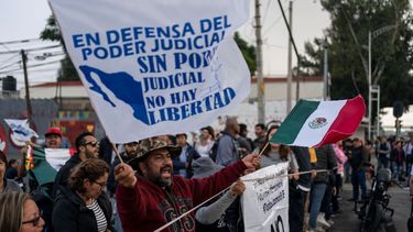 Manifestantes bloquean las entradas al Congreso en contra de la propuesta de reforma constitucional que haría que los jueces se presentaran a elecciones en la Ciudad de México, el martes 3 de septiembre de 2024.