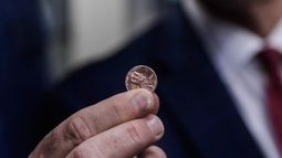 El Tesorero de los Estados Unidos, Brandon Beach, sostiene el último centavo acuñado en la Casa de la Moneda de EE. UU. el 12 de noviembre de 2025 en Filadelfia, Pensilvania. El Tesorero de los Estados Unidos, Brandon Beach, sostiene el último centavo acuñado en la Casa de la Moneda de EE. UU. el 12 de noviembre de 2025 en Filadelfia, Pensilvania.