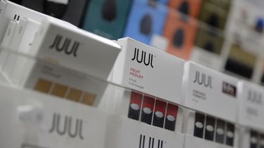 El martes el gobernador de Massachusetts declar&oacute; una emergencia de salud p&uacute;blica y prohibi&oacute; la venta de productos de vapeo en el estado por cuatro meses, aparentemente la primera medida de su tipo en el pa&iacute;s. En total hasta ahora 61 casos de enfermedades pulmones posiblemente debidas al vapeo en se han reportado en Massachusetts.