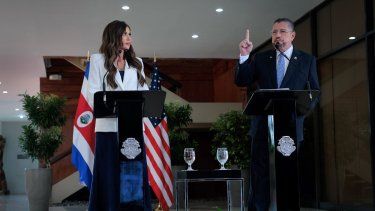 La secretaria de Seguridad Nacional de EE. UU., Kristi Noem (izq.), y el presidente de Costa Rica, Rodrigo Chaves Robles, ofrecen una conferencia de prensa en la Casa Presidencial el 25 de junio de 2025 en San José, Costa Rica. Noem viaja a varios países centroamericanos donde se reunirá con líderes políticos y conocerá los programas e instalaciones migratorias que el Departamento de Seguridad Nacional de EE. UU. respalda en la región.&nbsp;