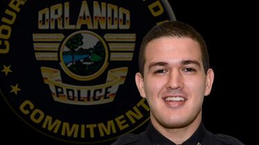 Agente de Policía Kevin Valencia, herido de gravedad cuando enfrentó a Gary Wayne Lindsey, quien se atrincheró en una vivienda en Orlando, asesinó a cuatro niños y luego se suicidó.