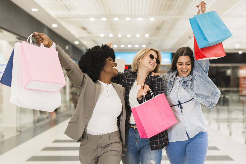 Un grupo de amigas van de compras.