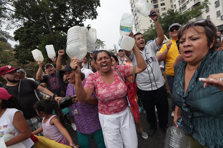 Vecinos de Caracas protestan contra el régimen de Nicolás Maduro por la falta de electricidad y de agua como consecuencia de los cortes de energía que afectan al país por siete días consecutivos.