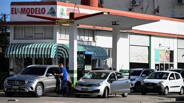 Conductores hacen cola para llenar sus tanques de gasolina en una gasolinera de La Habana el 11 de diciembre de 2024