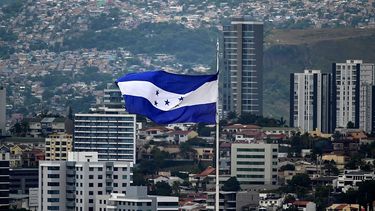 La bandera nacional de Honduras ondea en Tegucigalpa, la capital del país.