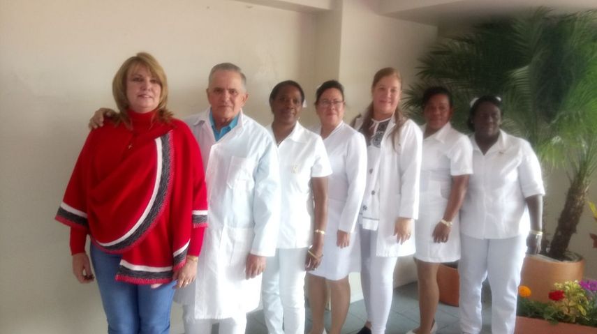 María Isabel Martínez Martín (izq.), jefa de la brigada médica cubana en Ecuador, junto a personal de salud de la isla.
