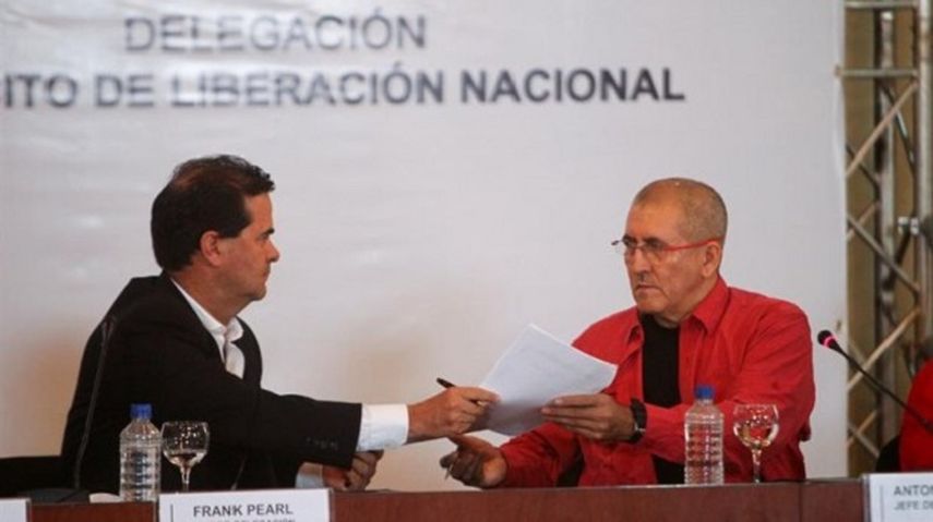 Los representantes Frank Pearl (Gobierno) y Antonio García (ELN). (CORTESÍA/eitb.eus.com)