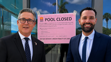 El comisionado René García y el alcalde Bryan Calvo reaccionan ante el cierre de las piscinas de Bucky Dent Park.&nbsp;