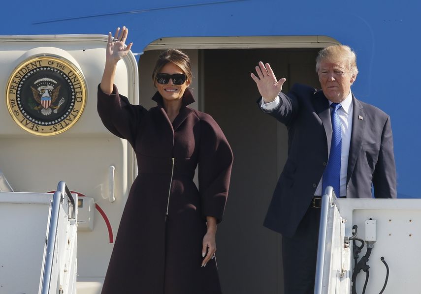 El presidente Donald&nbsp;Trump&nbsp;(d), y la primera dama Melania&nbsp;Trump&nbsp;(i), se despiden de Japón en la Base Aérea de Yokota, luego de una visita oficial de tres días en el país y antes de partir hacia Corea del Sur.&nbsp;