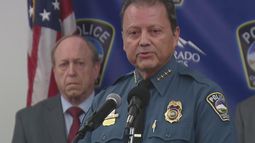 Al menos dos personas heroicas dentro del club se enfrentaron y lucharon con el atacante y pudieron impedir que siguiera matando, dijo el jefe de la policía, Adrian Vasquez, en una conferencia de prensa.