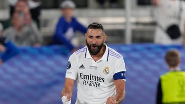 En foto del 10 de agosto del 2022, Karim Benzema del Real Madrid celebra tras anotar el segundo gol de su equipo en la final de la Super Copa de la UEFA ante el Eintracht Frankfurt en el Estadio Olímpico de Helsinki en Finlandia.&nbsp;