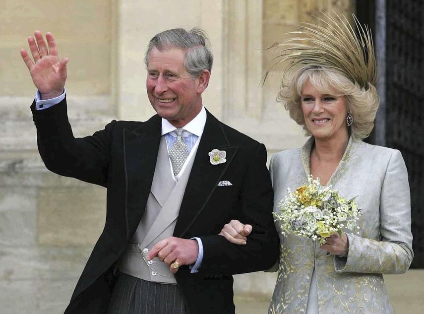 El príncipe Carlos con su esposa Camila, la duquesa de Cornualles, tras la bendición de su matrimonio en la Capilla de San Jorge, en el Castillo de Windsor, Inglaterra, el sábado 9 de abril de 2005.&nbsp;
