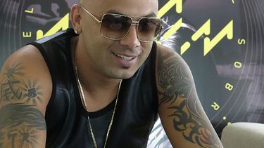 El reggaetonero puertorriqueño Wisin, mientras posa en la Ciudad de México, donde se encontraba promocionando su nuevo álbum como solista, El regreso del sobreviviente. (AP)