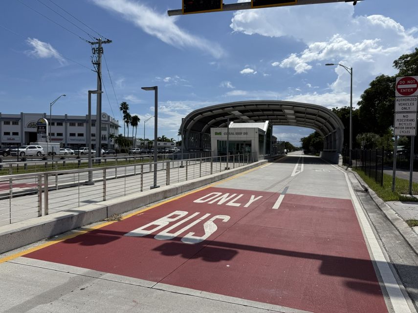 Metro Express utiliza un carril exclusivo. Metro Express utiliza un carril exclusivo.