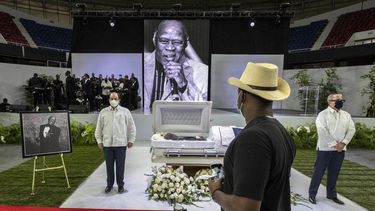 Admiradores rinden sus últimos respetos al astro dominicano del merengue Johnny Ventura, el sábado 31 de julio de 2021 en Santo Domingo. El apodado Caballo Mayor, conocido por éxitos como “Patacón pisao” y “Capullo y sorullo”, murió el miércoles a los 81 años.&nbsp;
