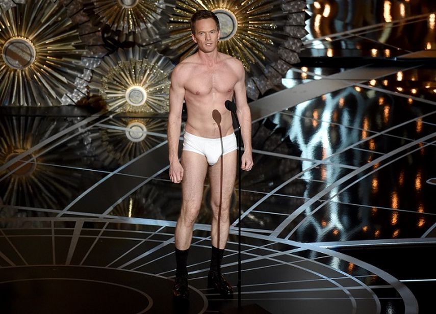 El actor y presentador, Neil Patrick Harris, conduce una parte de la ceremonia en ropa interior. (AP). 