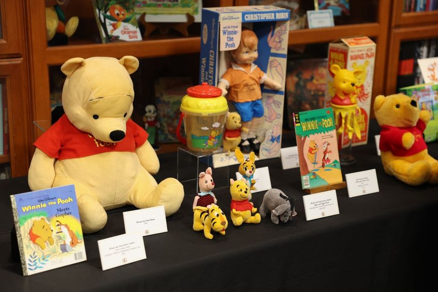 Productos modernos e históricos de Winnie the Pooh y mercancía con licencia se exhiben durante un recorrido por el Archivo de Walt Disney Studios, antes del centenario de Winnie the Pooh, en The Walt Disney Studios en Burbank, California, el 25 de febrero de 2026.
