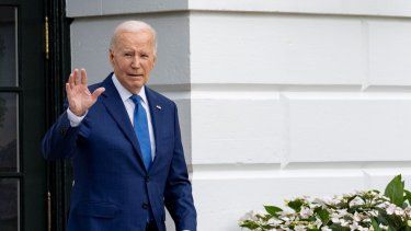 El presidente Joe Biden saluda mientras camina hacia el helicóptero Marine One para partir desde el jardín sur de la Casa Blanca, el 8 de mayo de 2024, en Washington.