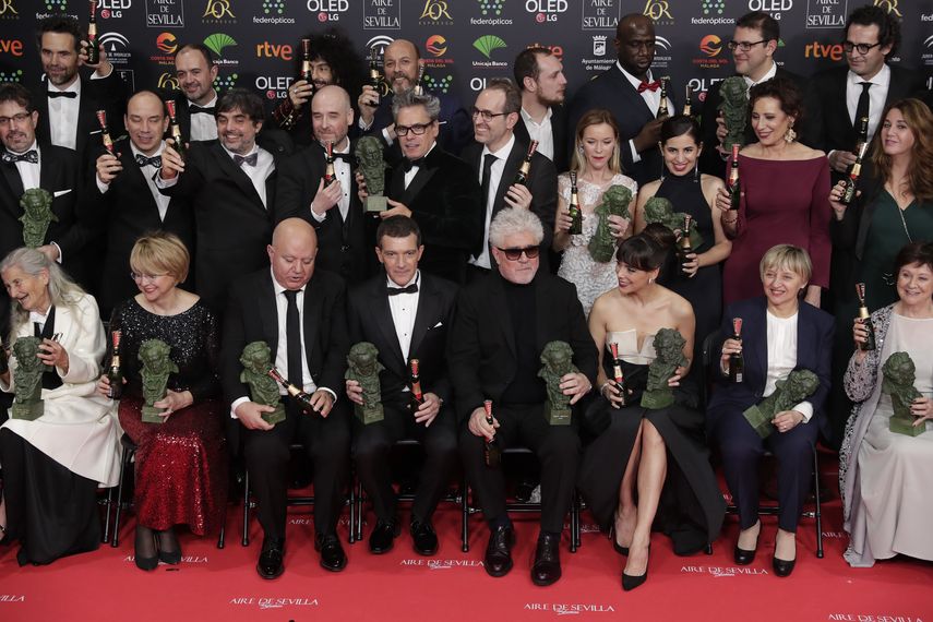 En esta imagen del 26 de enero del 2020, los ganadores de los premios Goya del cine español posan con sus trofeos para una foto de grupo al final de la ceremonia de premiación en Málaga, en el sur de España.&nbsp;