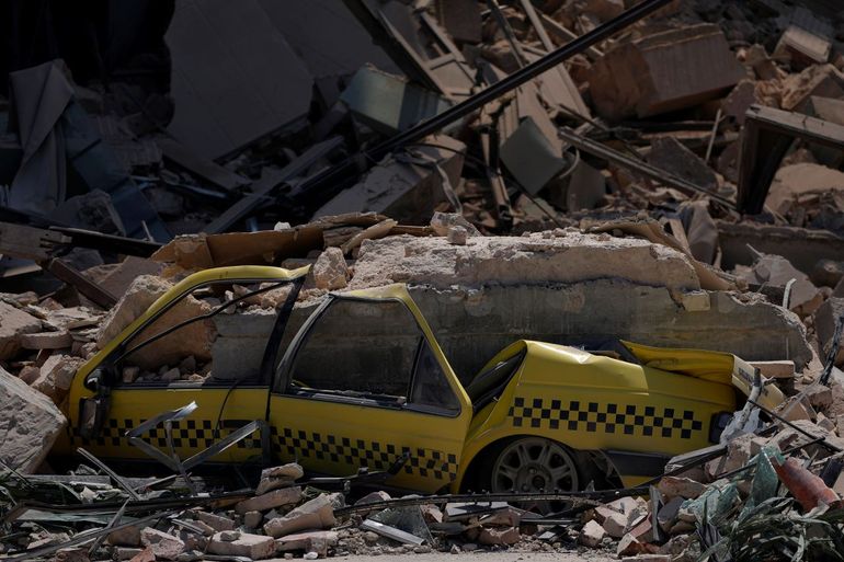 Un taxi queda enterrado entre los escombros en el sitio del Hotel Saratoga de cinco estrellas después de una explosión mortal en La Habana Vieja, Cuba, el viernes 6 de mayo de 2022.
