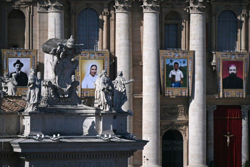 Una imagen muestra retratos de nuevos santos (de izquierda a derecha) José Gregorio Hernández Cisneros, Carmen Rendiles Martínez, Peter To Rot e Ignatius Maloyan colgados en la basílica de San Pedro durante una misa para la canonización de siete nuevos santos en la plaza de San Pedro en el Vaticano, el 19 de octubre de 2025. Los nuevos santos son Ignazio Choukrallah Maloyan, Peter To Rot, Vincenza Maria Poloni, Maria del Monte Carmelo Rendiles Martínez, Maria Troncatti, José Gregorio Hernández Cisneros y Bartolo Longo.Contenido relacionado