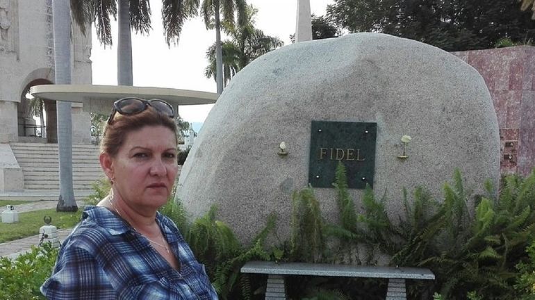 Elizabeth Peña Turruellas, frente a la tumba del dictador Fidel Castro