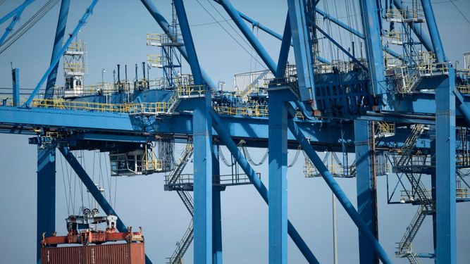 Grúas de carga en un puerto de California.