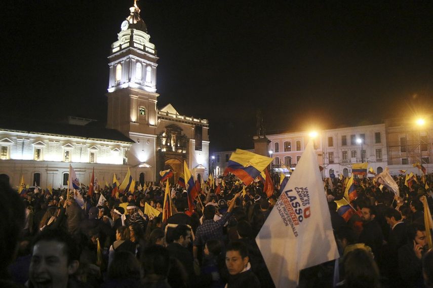 Manifestantes en la céntrica plaza de Santo Domingo en apoyo al candidato opositor a las presidenciales ecuatorianas, Guillermo Lasso, el viernes 7 de abril de 2017, en Quito, Ecuador.&nbsp;