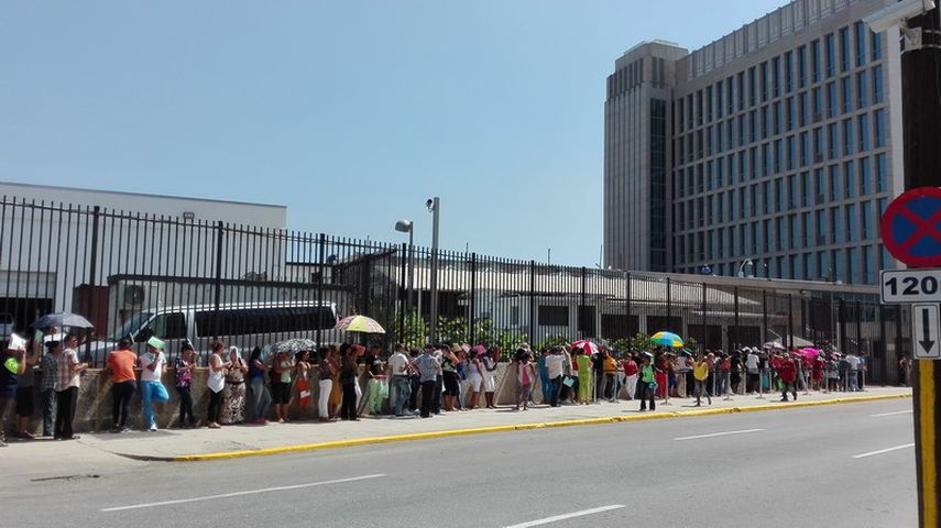 La cantidad de visas de visitantes (B-1 y B-2) emitidas por la Sección Consular en La Habana en 2016 fue de 10.533, es decir, 8.223 menos que las 18.756 otorgadas en 2015.