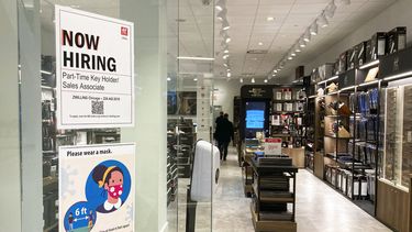 Letrero en una tienda de productos para el hogar anuncia la búsqueda de empleados.&nbsp;