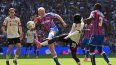 El centrocampista inglés #19 del Crystal Palace, Will Hughes (2I), compite con el defensa holandés #30 del Liverpool, Jeremie Frimpong (2D), durante el partido de fútbol de la FA Community Shield inglesa entre Crystal Palace y Liverpool en el estadio de Wembley, en Londres el 10 de agosto de 2025. 