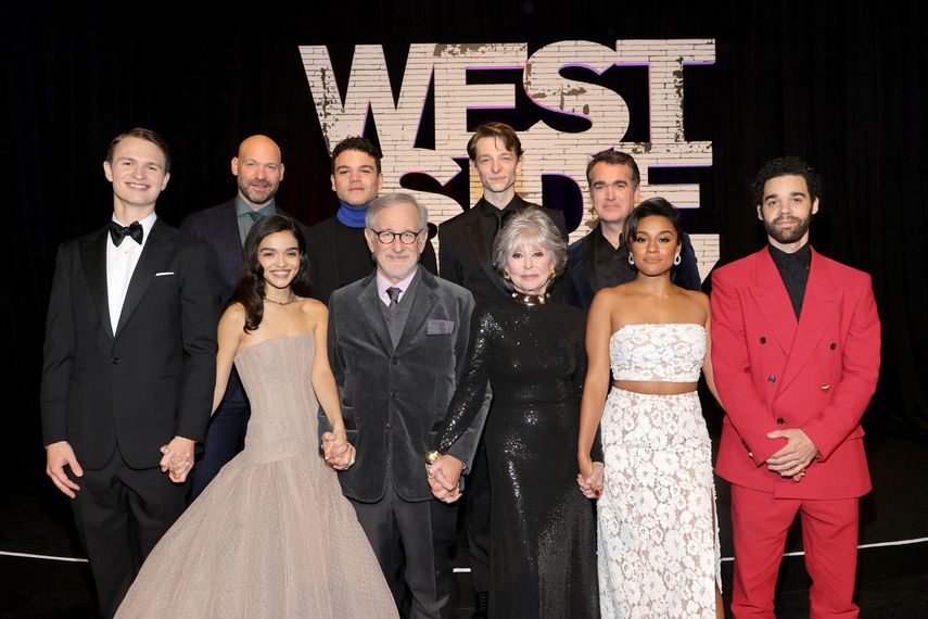 En esta foto de archivo tomada el 29 de noviembre, (de izquierda a derecha) Ansel Elgort, Corey Stoll, Rachel Zegler, Josh Andres Rivera, Steven Spielberg, Mike Faist, Rita Moreno, Brian dArcy James, Ariana DeBose y David Alvarez asisten al New York estreno en Nueva York de la nueve versión de Steven Spielberg&nbsp; de West Side Story.