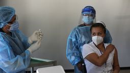 La enfermera Cristina Chango se prepara para recibir su primera dosis de la vacuna Pfizer-BioNtech contra el COVID-19 en el Hospital Pablo Arturo Suárez, en Quito, Ecuador, el jueves 21 de enero de 2021