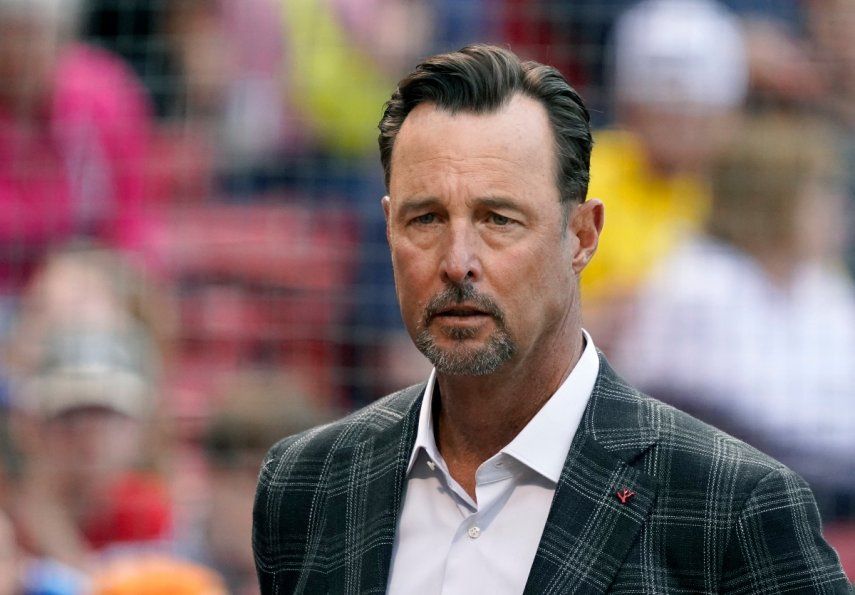 El exlanzador de los Medias Rojas de Boston, Tim Wakefield, previo a un juego contra los Atléticos de Oakland, el miércoles 15 de junio de 2022, en Boston.