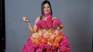 María Fernanda Silva viste uno de sus diseños con globos.&nbsp;