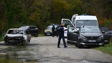 Un gendarme francés inspecciona el lugar donde se encontró un coche quemado en Saint-Pierre-dOléron el 5 de noviembre de 2025, tras un ataque en el que un automóvil arrolló a peatones y ciclistas en la isla atlántica francesa de Oléron, que podrìa tratarse de un atentado terrorista.