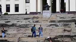 Estudiantes bajan las escaleras de la Universidad de La Habana en La Habana el 4 de junio de 2025. 