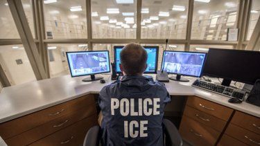Un oficial de ICE monitorea un centro de detención en Buffalo, Nueva York.