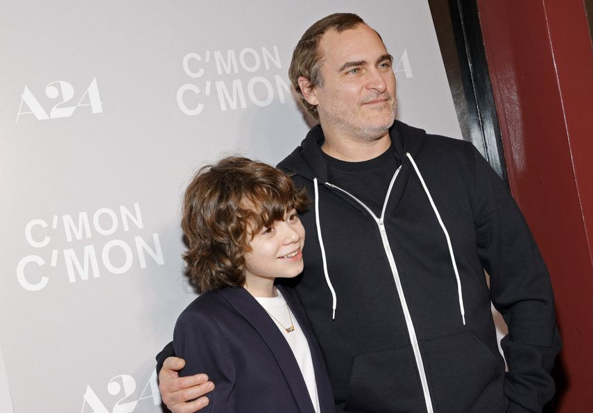 Woody Norman y Joaquin Phoenix asisten a la proyección especial de Cmon Cmon de A24 en el Fine Arts Theatre el 16 de noviembre de 2021, en Beverly Hills, California.