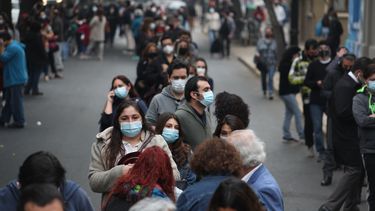 Habitantes de Santiago de Chile, el sábado 15 de mayo de 2021.&nbsp;