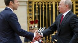 El presidente de Francia, Emmanuel Macron se reúne con su homólogo de Rusia, Vladimir Putin.