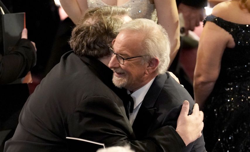 Guillermo del Toro, izquierda, y Steven Spielberg en los Óscar el 12 de marzo de 2023 en el Teatro Dolby en Los Ángeles.