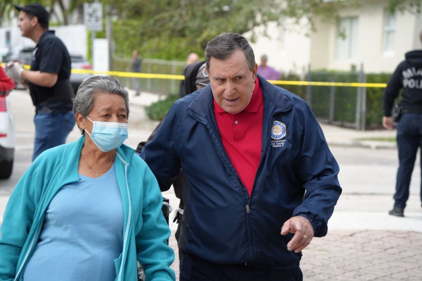 El comisionado Joe Carollo junto a una residente de su distrito.