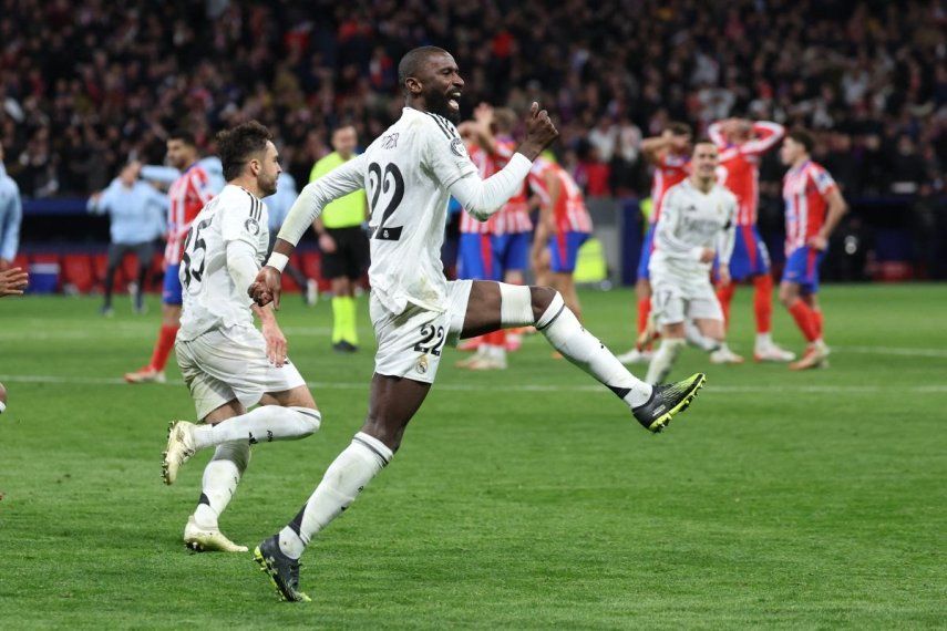 El defensor alemán Antonio Rudiger, del Real Madrid, celebra luego de anotar el penal decisivo para que su club avanzara a la siguiente ronda de la Champions League, el 12 de marzo de 2025.