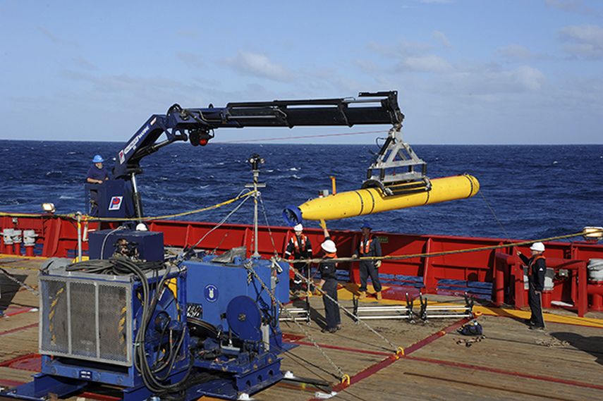 El vehículo submarino autónomo Bluefin 21 a bordo del barco australiano Ocean Shield. (AP)